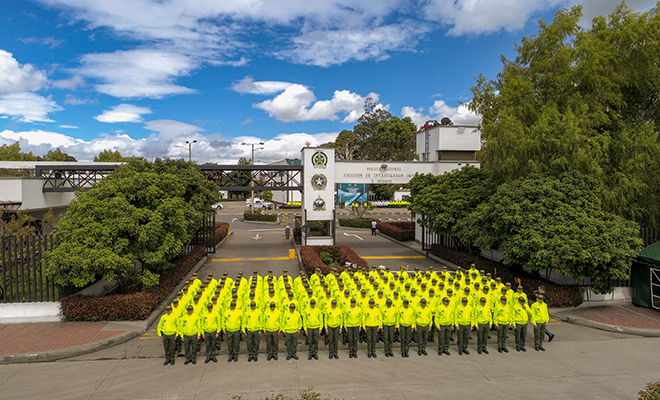 Bloque de Funcionarios de la DIJIN en la fachada de la Unidad.