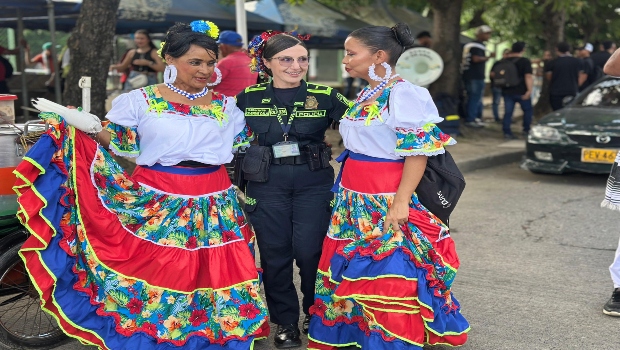 un polic&iacute;a y dos ciudadanas en la parada folcl&oacute;rica 