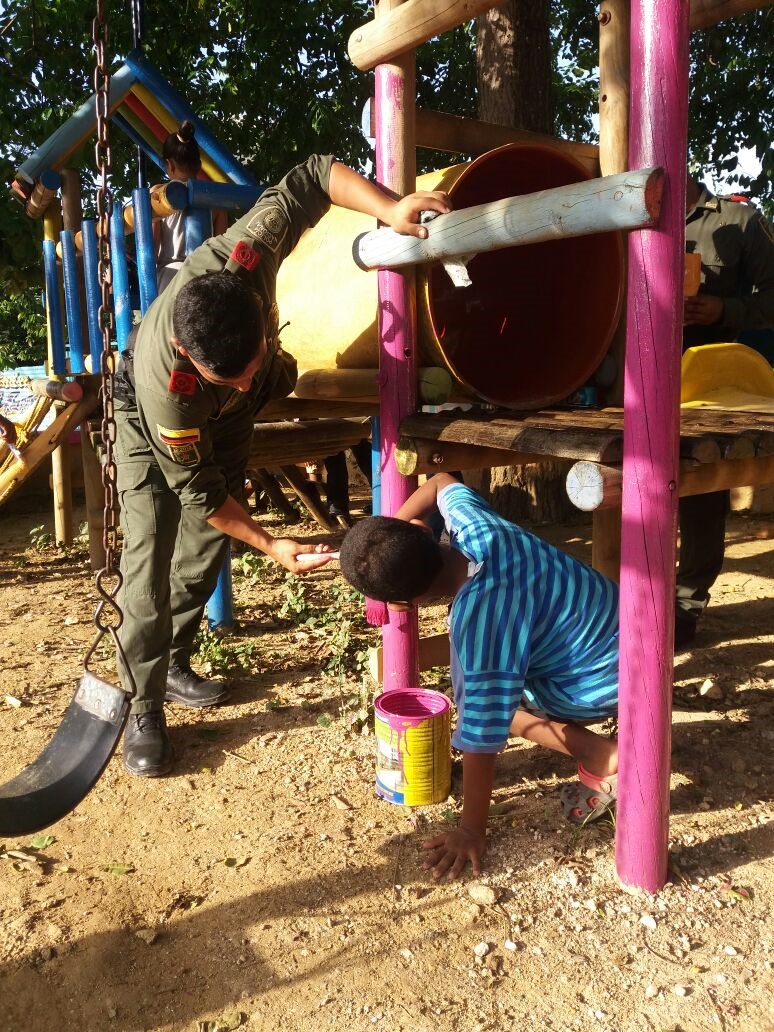 Policía y comunidad asearon y le dieron color al parque de las “palmas”