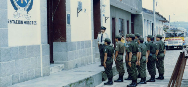 Formación de policias al frente de la Estación para salir a su servicio con la comunidad