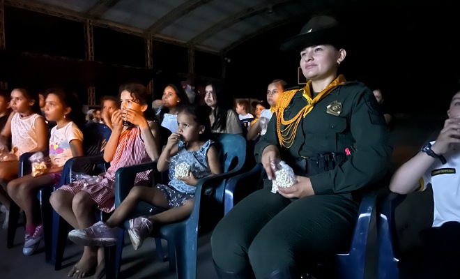 Policías de Villavicencio llevaron el cine al campo
