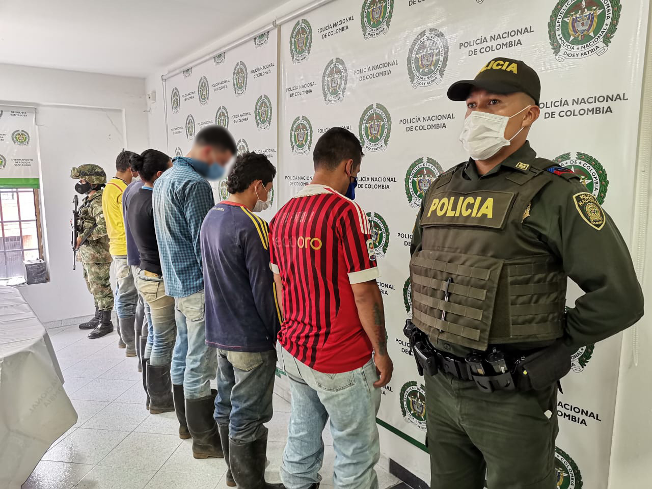 El Departamento de Policía Santander en el marco del Plan Choque “Construyendo Seguridad”, a través del Modelo Nacional de Vigilancia Comunitaria por Cuadrantes, en el desarrollo de actividades de control contra la minería ilegal con apoyo de unidades del Ejército Nacional, dieron un golpe contundente en contra de la minería ilegal, en el sector de la mina conocida como La Perezosita, vereda Angosturas, municipio de California, donde se realizó la captura de 11 personas entre los 21 y 38 años, por el delito