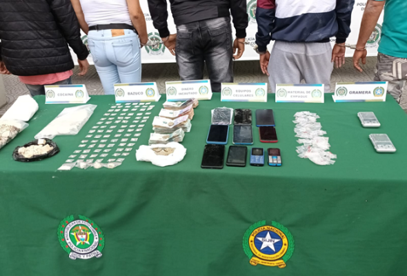 Elementos incautados-policías custodiando