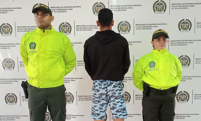 Persona capturada-policías custodiando 