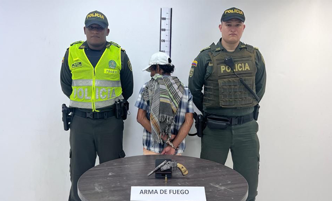 Gracias a las acciones operacionales de registro a personas se logró la incautación de un arma de fuego tipo revolver.