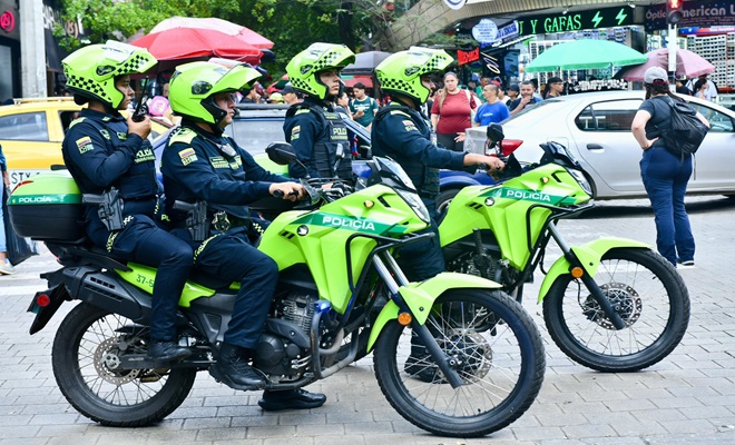 Policías patrullando 