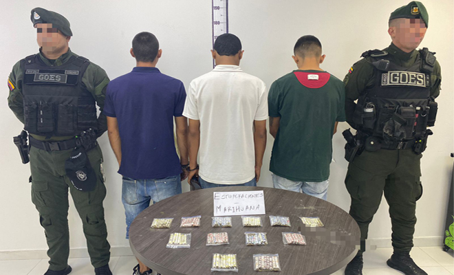 El Grupo de Operaciones Especiales de la Policía Nacional sorprendió a estos tres sujetos con 128 dosis de marihuana que estaban distribuyendo en el parque Guayuriba de Villavicencio