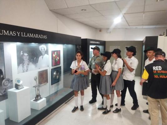 Los estudiantes del Colegio Rodrigo Lara visitan museos en compañía de la policía 