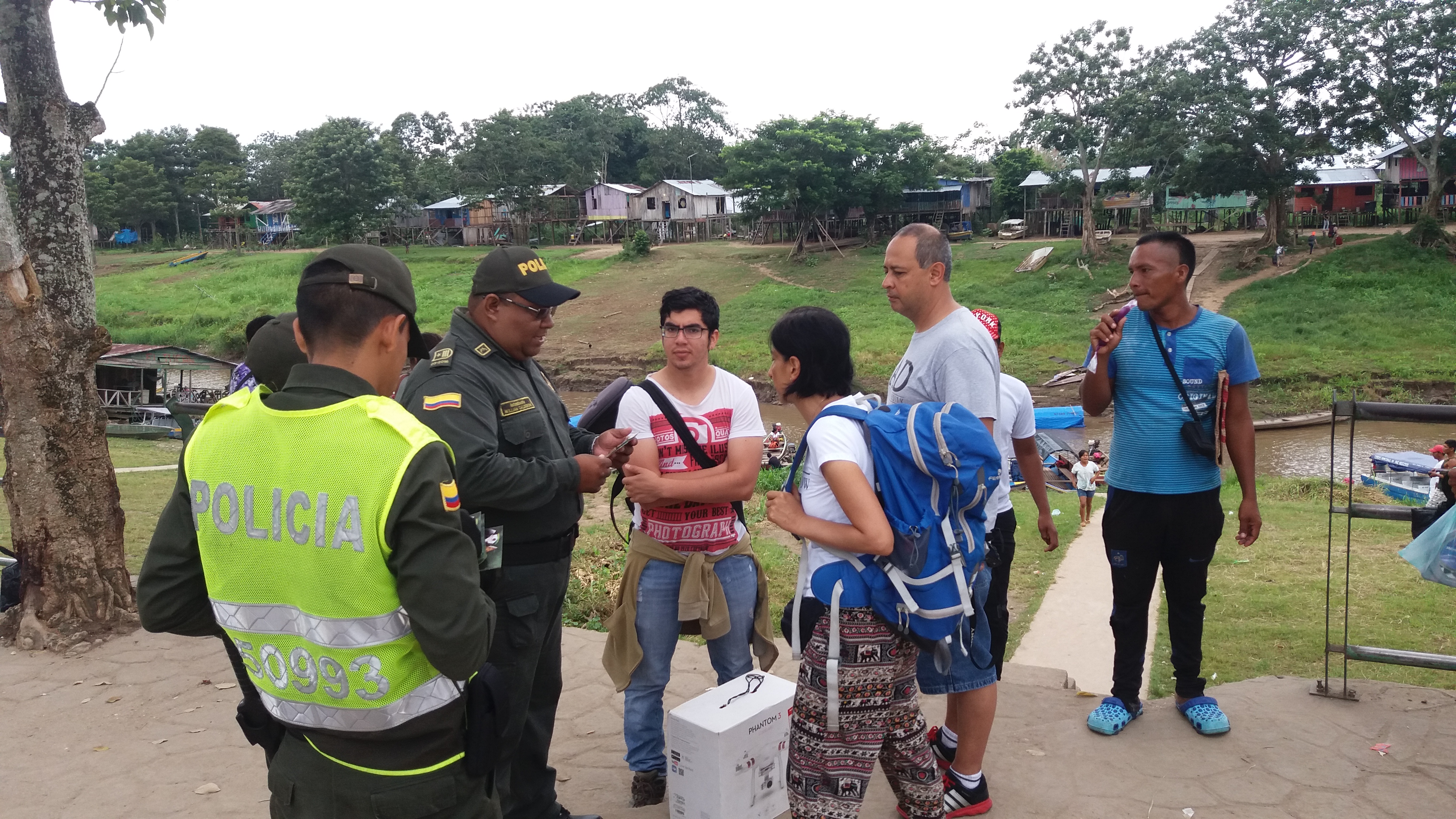 La Policía de Turismo en el Amazonas sensibiliza a la comunidad en víspera de la navidad