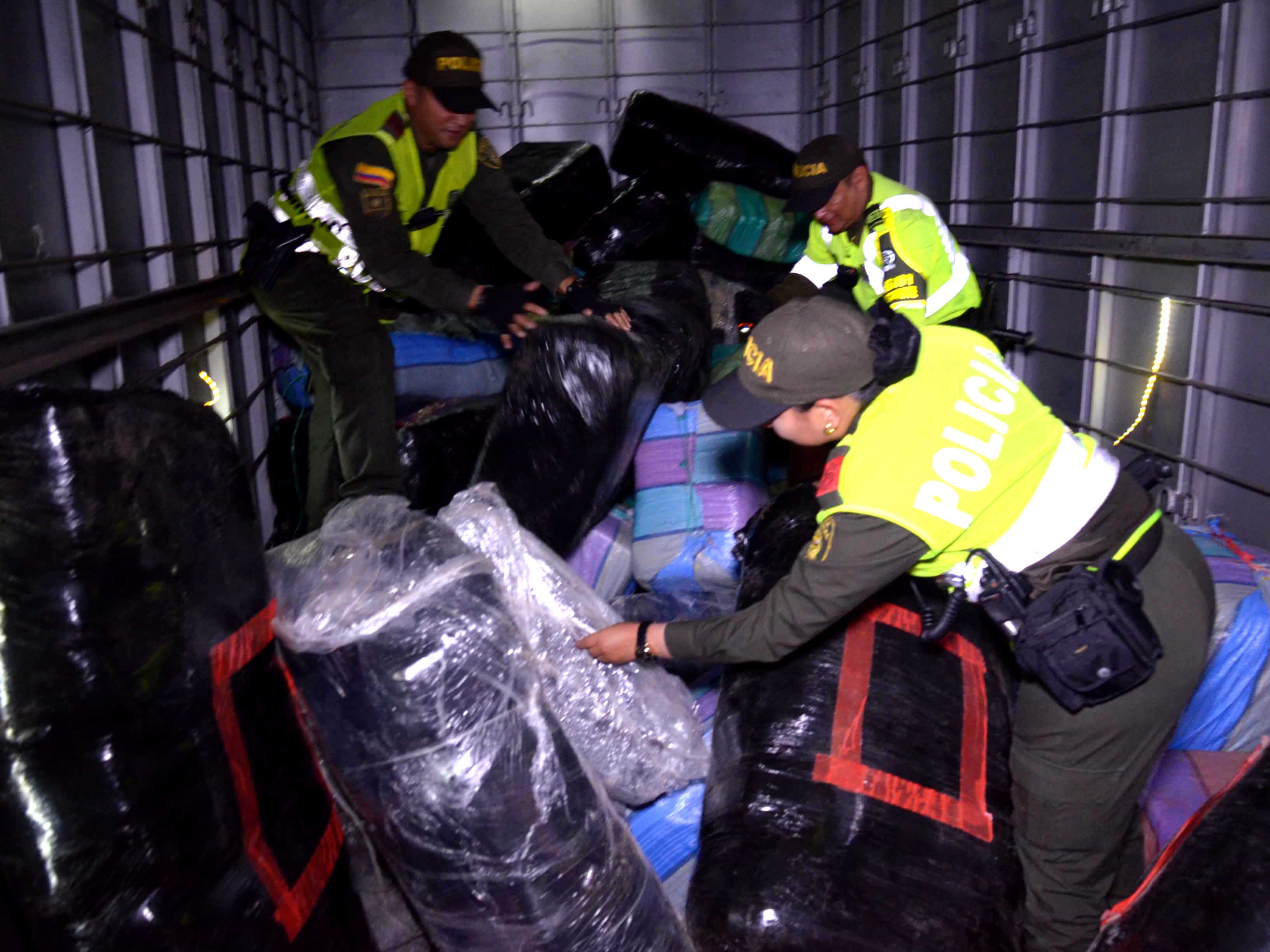 Policía se incauta de cerca de cuatro toneladas de marihuana en un parqueadero en la comuna nororiental