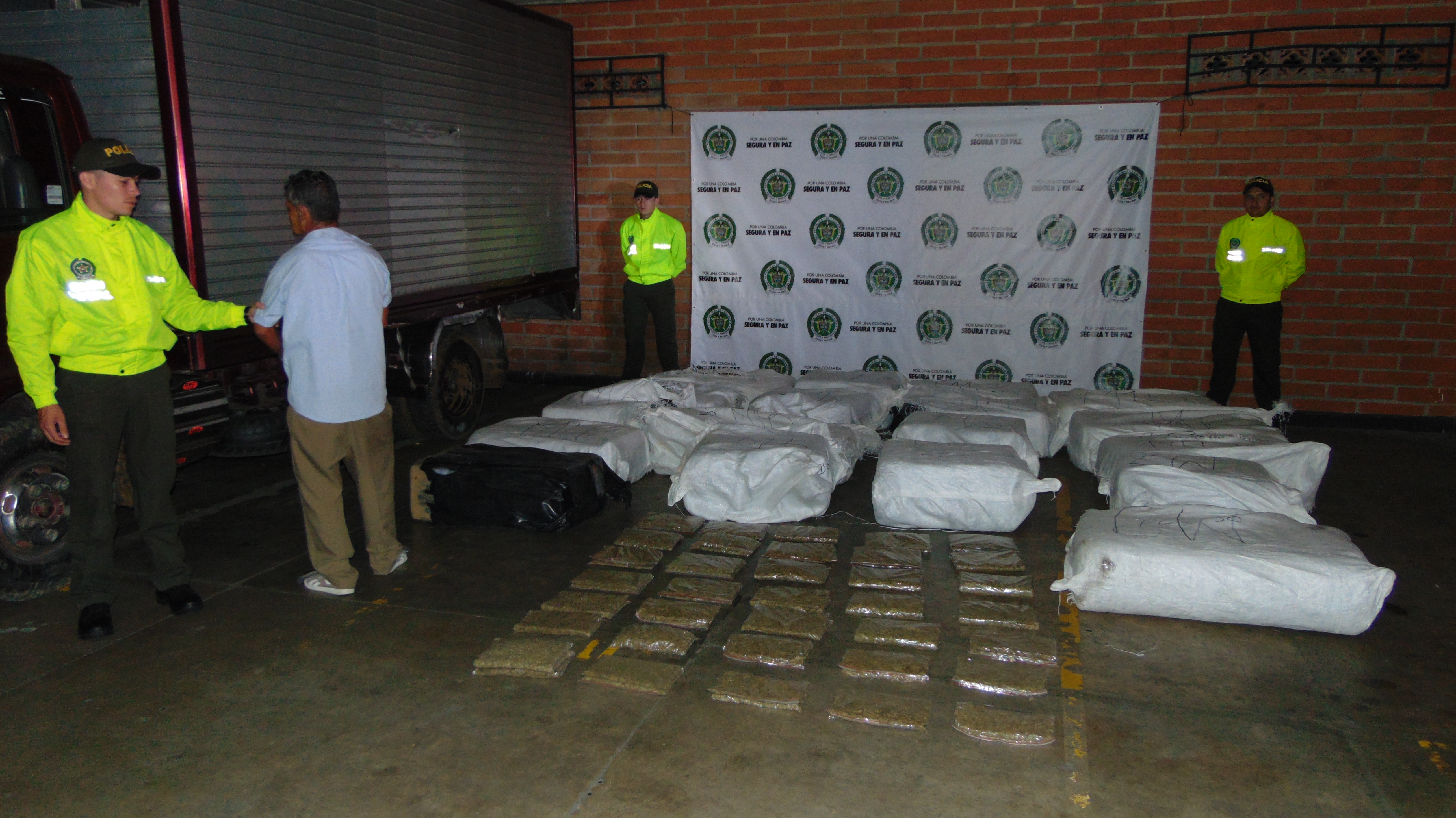 Gigantesca operación en contra del tráfico de estupefacientes en Medellín