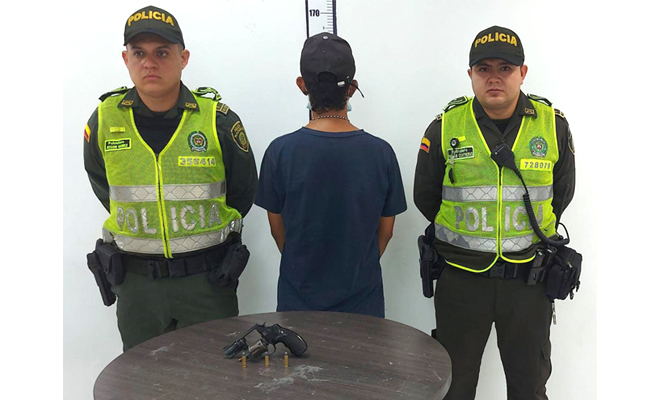 Persona capturada policías custodiando