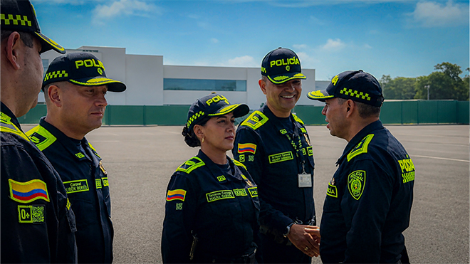 Integrantes de la Policía Nacional, uniformados con sus respectivos uniformes institucionales, participan en un encuentro al aire libre durante la visita institucional a la Gobernación del Atlántico.