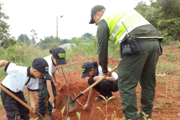La estación de Policía el Lido participa apoyando al sostenimiento ambiental del sector.