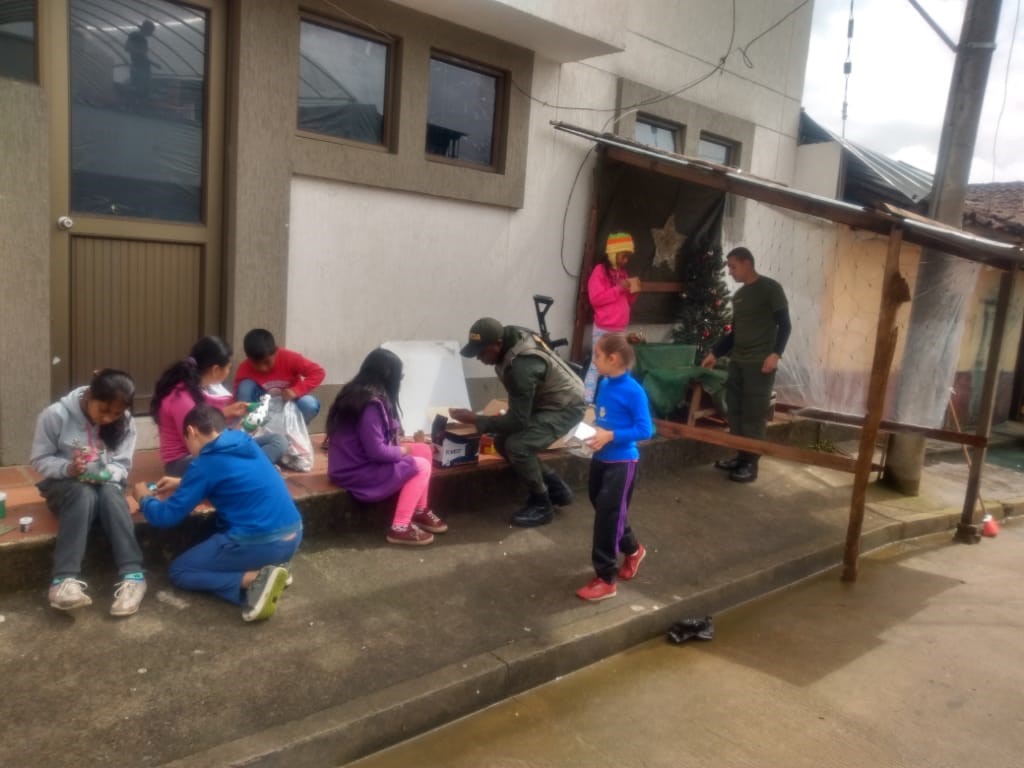 Policía-y-comunidad-rezarán-novenas-con-pesebres-ecológicos-en-Guachavez 