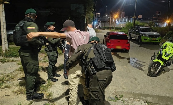 3 capturados, un ciudadano, una moto uniformada, un carro 