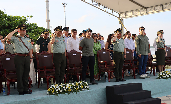 La brigadier general Sandra Liliana Rodríguez Castro se encuentra al frente de una formación de integrantes de la Policía Nacional durante la ceremonia oficial de transmisión de mando en Barranquilla.