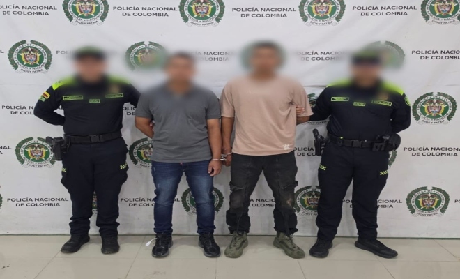 dos uniformados  de la Polic&iacute;a nacional con dos personas capturadas por el delito de Hurto calificado y Agravado.