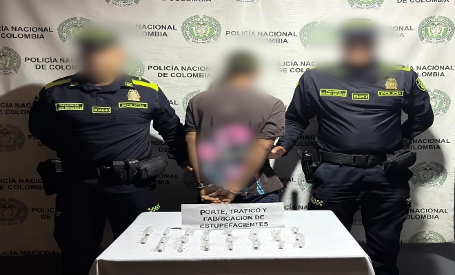 dos uniformados con una persona capturada por el delito de tr&aacute;fico, fabricaci&oacute;n o porte de estupefacientes