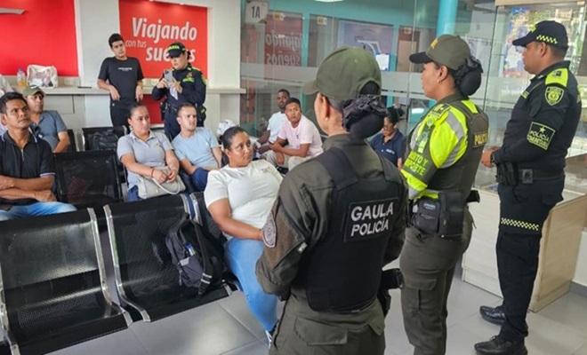 Funcionarios policiales de tr&aacute;nsito, gaula y turismo dialogando con la comunidad