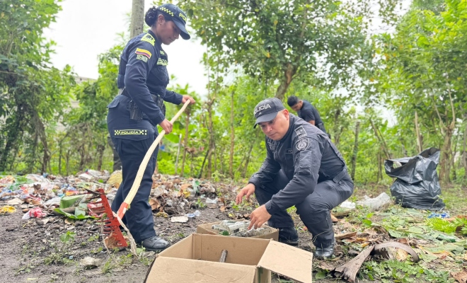 Un grupo de funcionarios policiales realizando jornada de recuperación de entornos