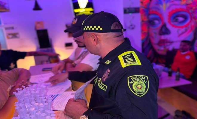 un uniformado de la Polic&iacute;a Nacional realiz&oacute; verificaci&oacute;n a establecimientos abiertos al publico con personal de la alcald&iacute;a de Ceret&eacute; 