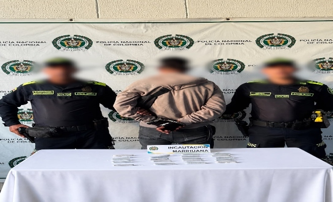 dos uniformados de la Polic&iacute;a Nacional con una persona capturada por el delito Trafico, fabricaci&oacute;n o porte de estupefacientes