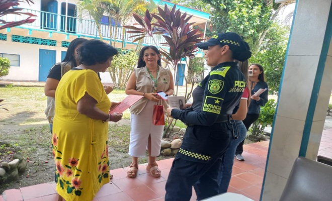 Una_uniformada_del_grupo_de_protección_a_la_infancia_y_adolescencia_junto_a_dos_ciudadanas