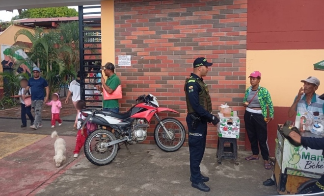 Con presencia activa en las calles, la Policía Metropolitana de Montería refuerza la protección de los menores con controles preventivos alrededor de centros educativos.