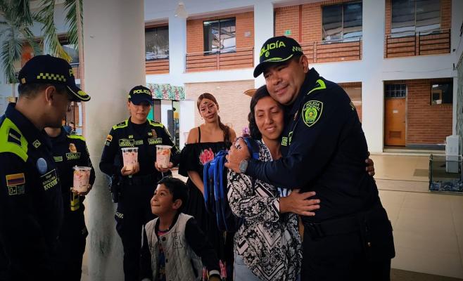 Comandante de la Policía de Ibagué abraza y saluda a una madre