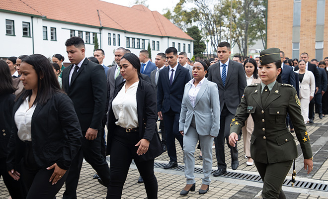Aspirantes acompa&ntilde;ados por alf&eacute;rez