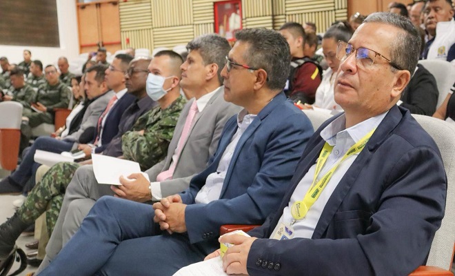 Diálogo directo entre el mando policial, líderes sociales, gremios y medios de comunicación.