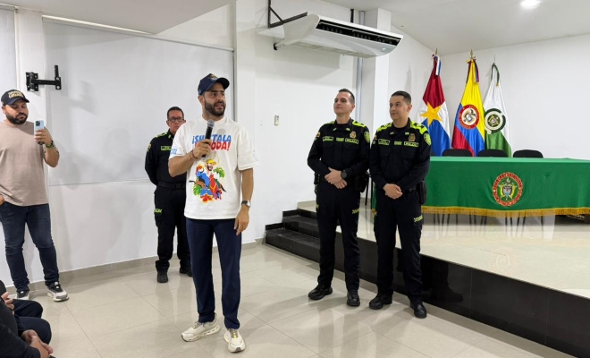 un ciudadano y tres uniformados  en reunión sobre  las  estrategias de seguridad para las ferias y festividades en Córdoba