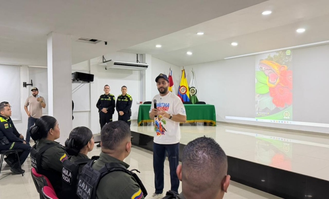 ocho uniformados escuchando al se&ntilde;or gobernador del departamento de C&oacute;rdoba  