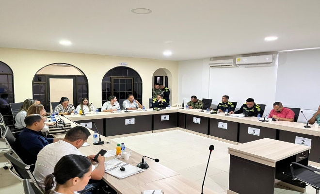 catorce personas en una reunión sobre control electorales