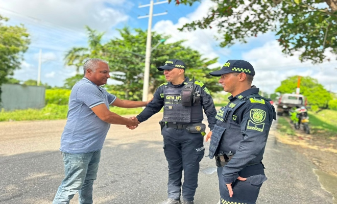 dos uniformados de la Policía Nacional saludando a un ciudadano 