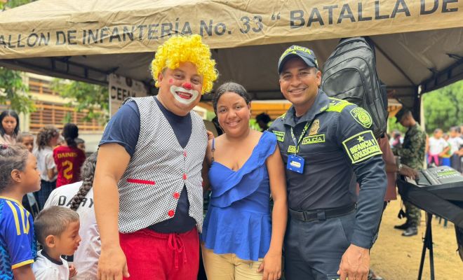 dos uniformados de la policía nacional  con una ciudadana participando de actividades de prevención 