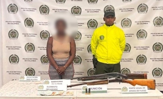 Capturada con estupefacientes y armas de fuego, en custodia de la Policia Nacional