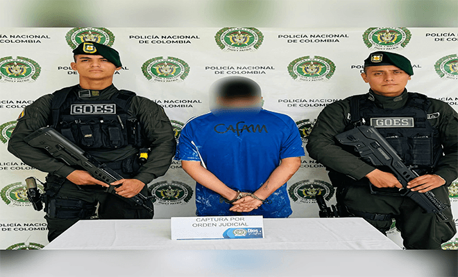 Una persona capturada por dos policías