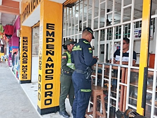 En el barrio Centro, uniformados sensibilizaron a comerciantes y residentes con recomendaciones clave de autoprotección y líneas de denuncia para contrarrestar la delincuencia.