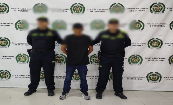 dos funcionarios policiales con un ciudadano capturado por el delito de tentativa de homicidio agravada