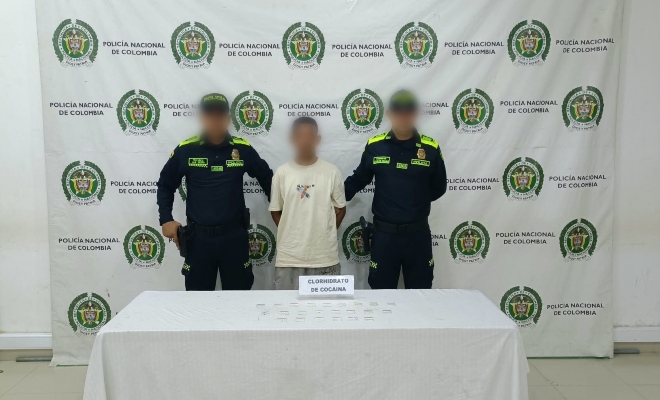 dos uniformados de la Policía nacional con una persona capturada por el presunto delito de tráfico, fabricación o porte de sustancias estupefacientes