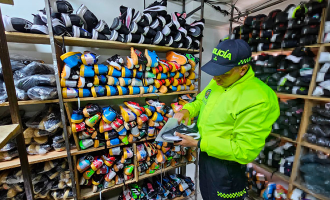 Diligencias de registro y allanamiento en bodegas, se hallaron 1.174 botellas de licor adulterado.