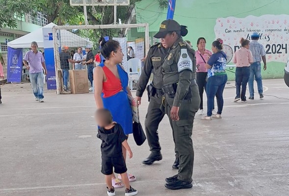 La Patrulla Púrpura sensibiliza a padres de familia del colegio Villa Margarita para prevenir la violencia basada en género.