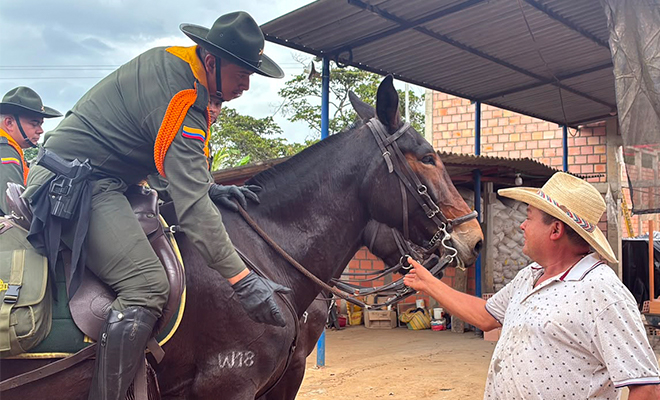 Carabinero en su caballo saludando a la comunidad 