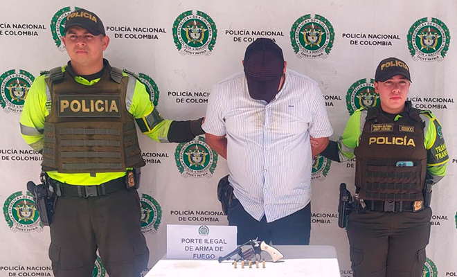 Persona captura por uniformados de la seccional de tránsito y transporte Santander junto con un arma de fuego incautada