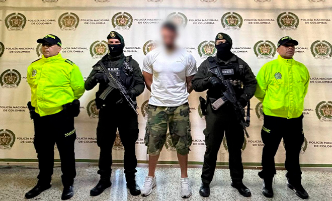 Alias "El Francés" es custodiado por cuatro policías, en el backing.