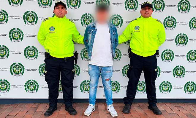 Alias 'Skary', capturado con fines de extradici&oacute;n es custodiado por dos polic&iacute;as.