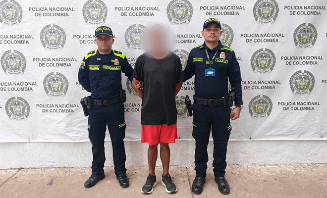 Alias "Le&oacute;n" es expuesto como capturado en el backing y custodiado por dos polic&iacute;as