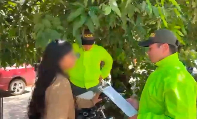 Funcionario de Policía Judicial notifica de la orden de captura a alias 'María José'